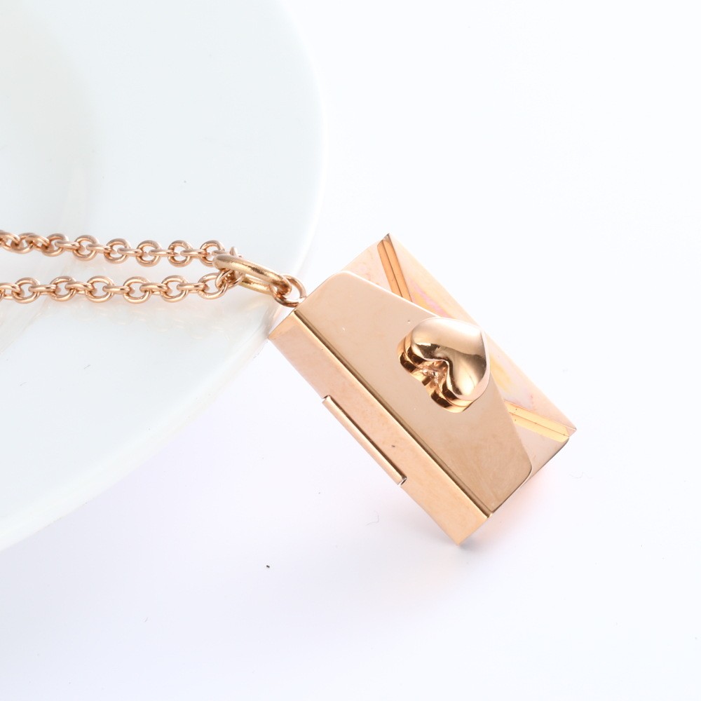 Collar con sobre de corazón de melocotón