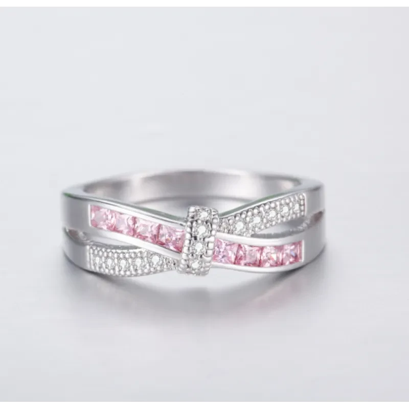 Anillo de piedras preciosas radiantes de infinito