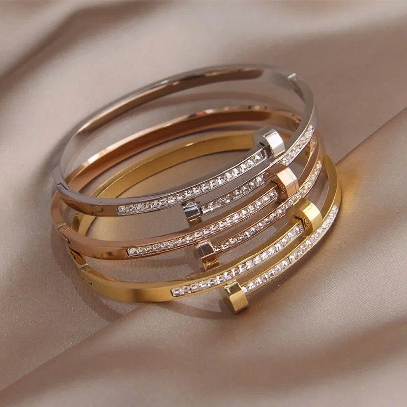 Brazalete de uñas con flecha radiante
