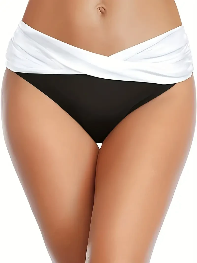 Bañador tipo slip fruncido entrecruzado: muy elástico, moderno y elegante, versátil, liso o con bloques de color, con detalles fruncidos. Diseño exclusivo para mujer.