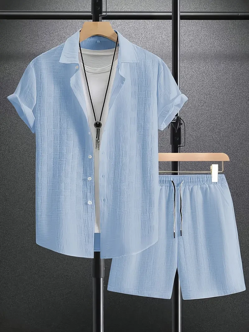 Traje casual de corte regular para hombre, de color liso, con camiseta y pantalón, camisa de manga corta con solapa y botones, y pantalones cortos con cordón ajustable. Un traje elegante y moderno para el verano.