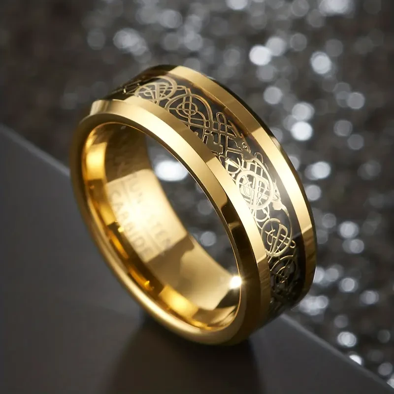 Exquisito y glamoroso anillo de acero de tungsteno con resina de mosaico: duradero, resistente a los arañazos, chapado en oro, con un magnífico diseño estampado para uso diario y regalo masculino.