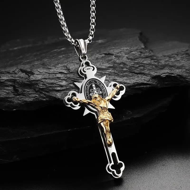 Collar con colgante de cruz de protección de Benedict