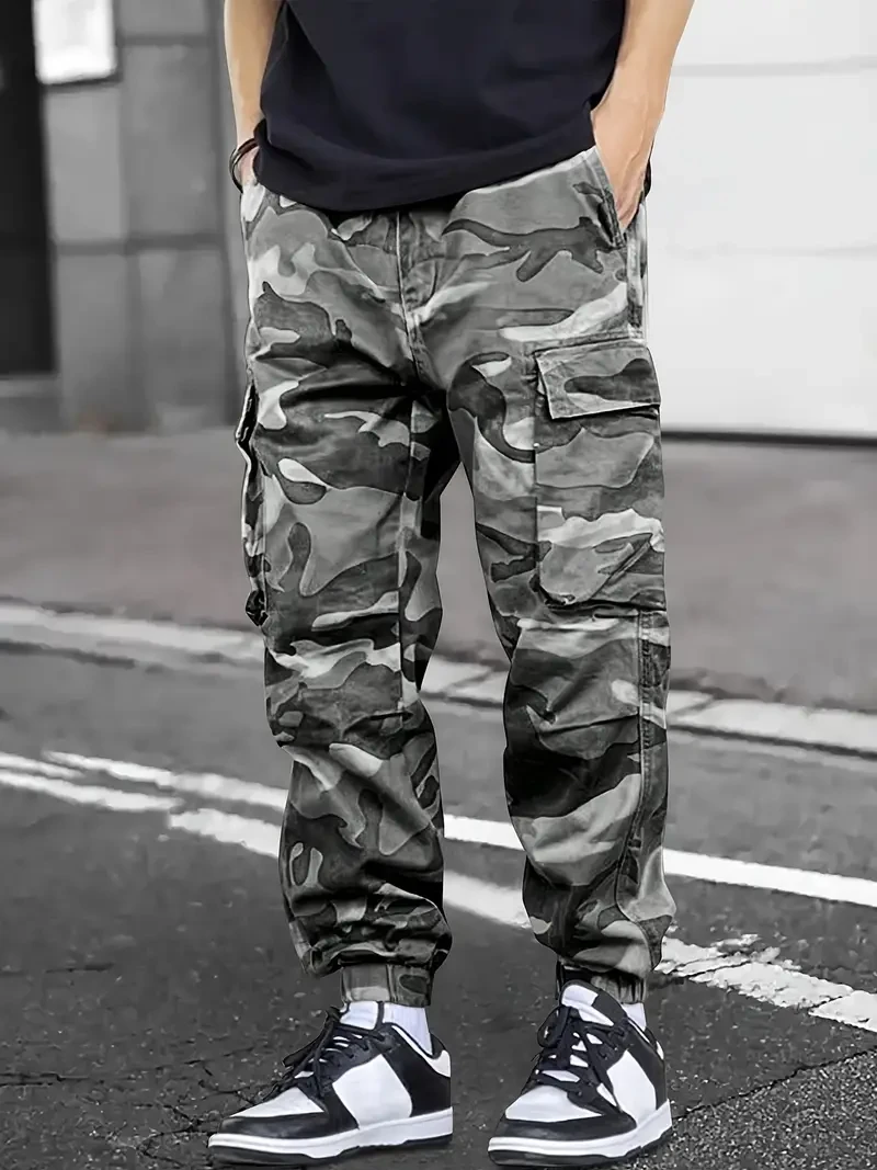 Pantalones cargo de camuflaje con pies y bolsillo lateral para hombre, estilo casual y holgado, ideales para actividades al aire libre.