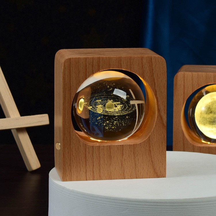 Luz nocturna de bola de cristal de haya con grabado láser 3D para decoración del hogar