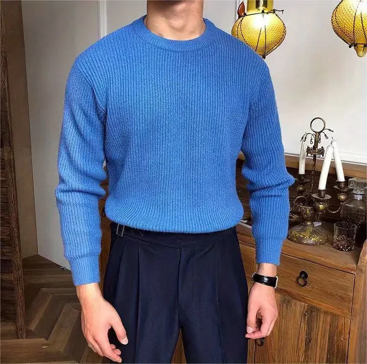 Suéter acogedor de cuello redondo: tejido acrílico suave y ligeramente elástico, corte regular, color liso, informal para otoño e invierno.