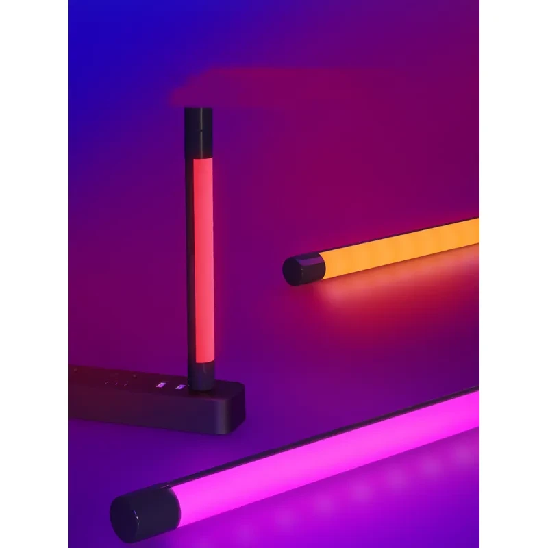 Luz de complemento fotográfico con iluminación púrpura colorida: lámpara de ambiente para una fotografía perfecta