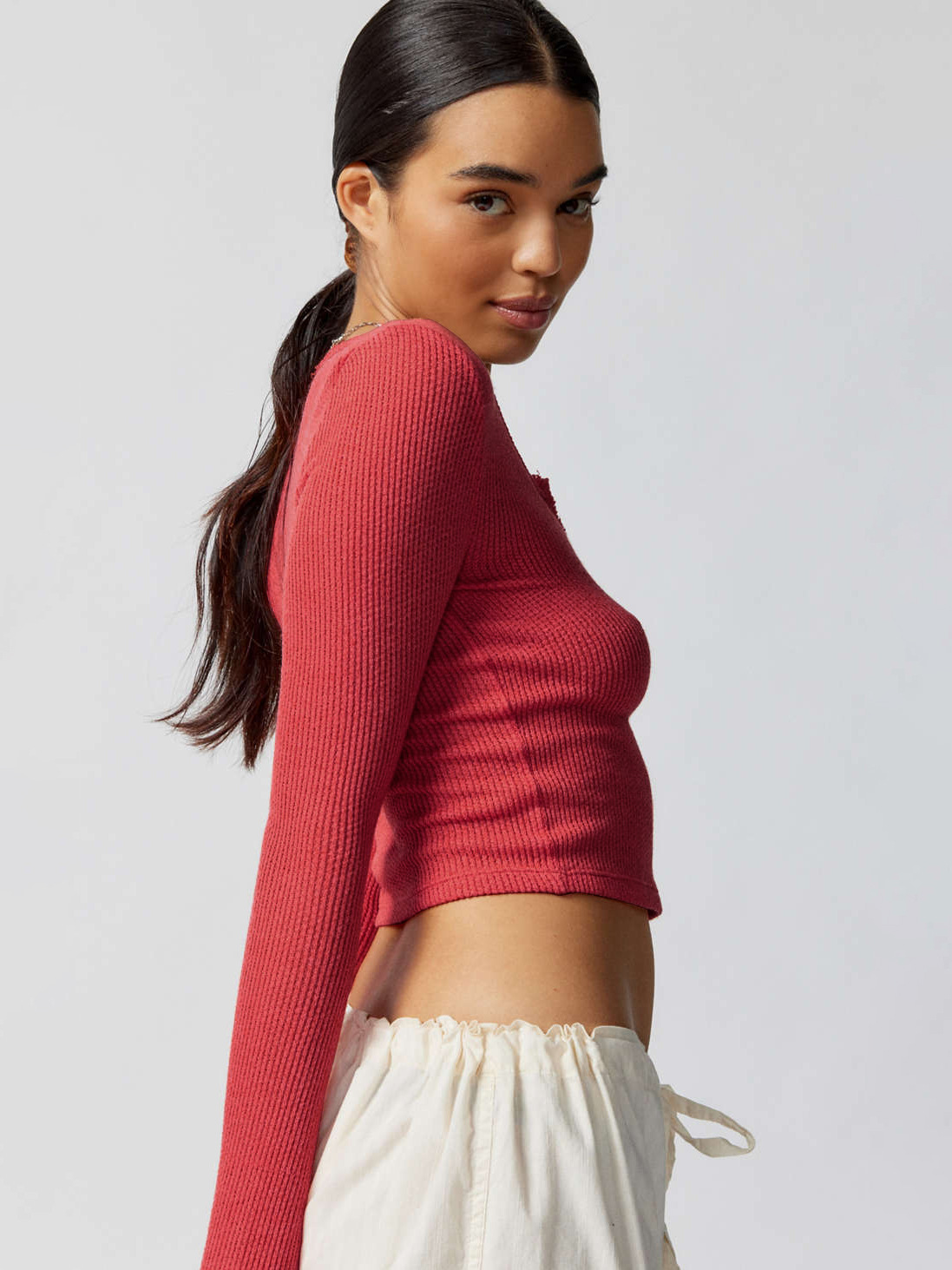 Camiseta ajustada de canalé de color liso para mujer con cuello en V