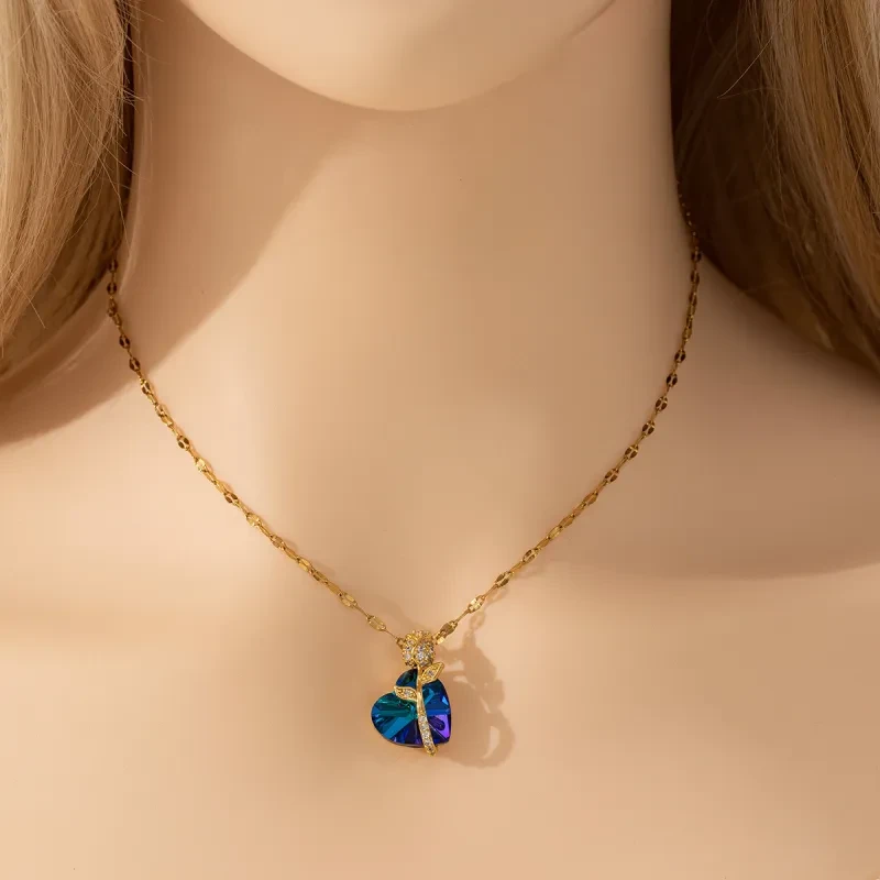 Collar con colgante de corazón de zafiro para mujer