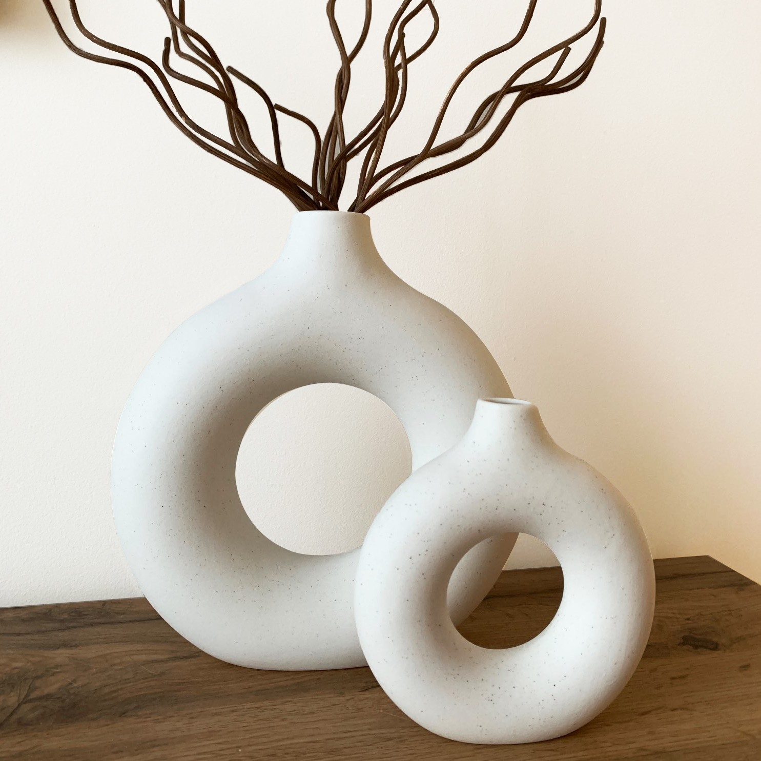 Jarrón nórdico circular hueco de cerámica en forma de donut: elegante maceta para decoración del hogar, sala de estar, oficina y escritorio.