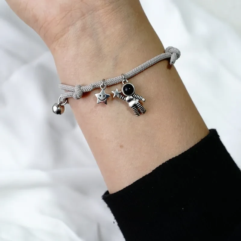 Pulseras de la amistad con dijes de astronauta y estrella - Cuerda gris ajustable