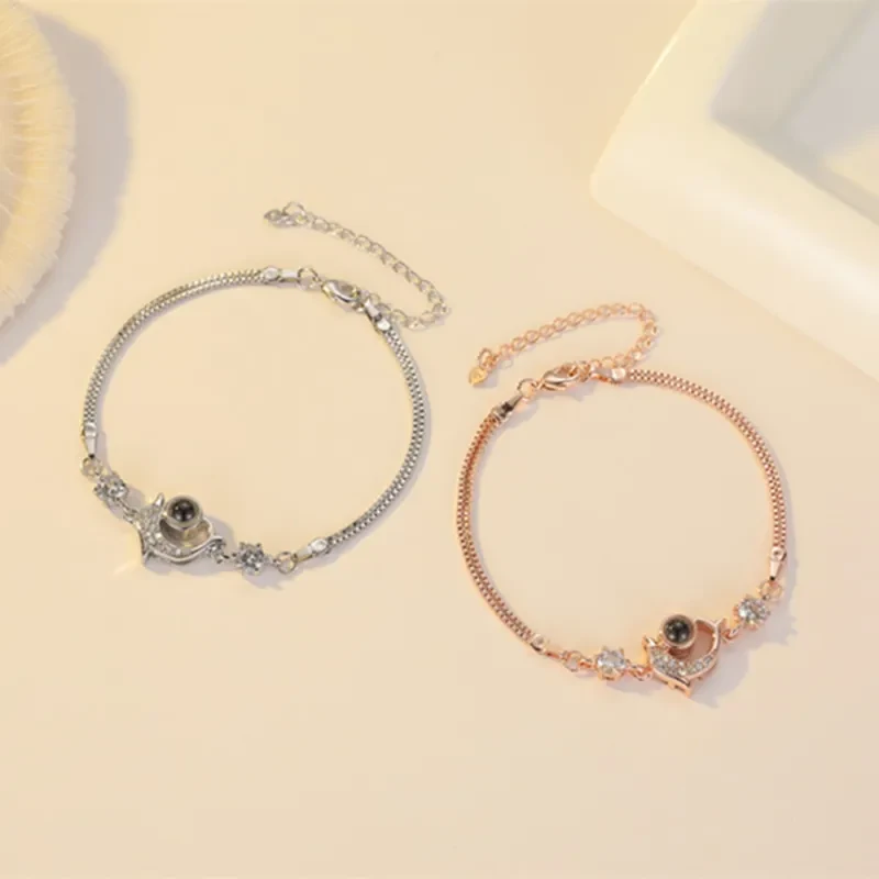 Elegante pulsera con dije de luna creciente para mujer