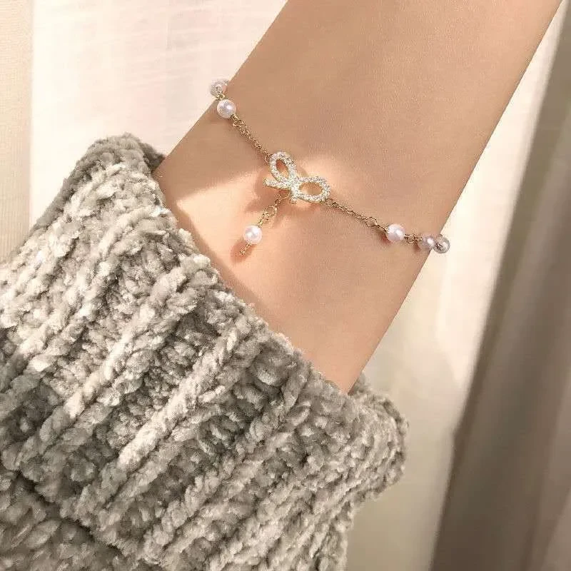 Elegante pulsera de perlas con lazo de corazón