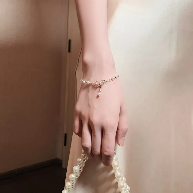Elegante pulsera de perlas con lazo de corazón