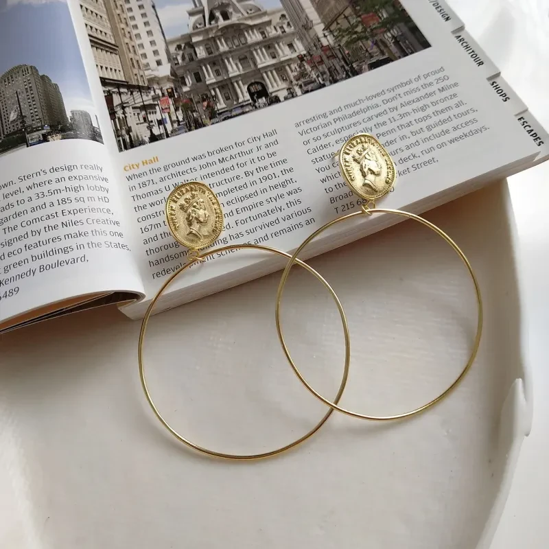 Pendientes de aro con diseño de moneda vintage