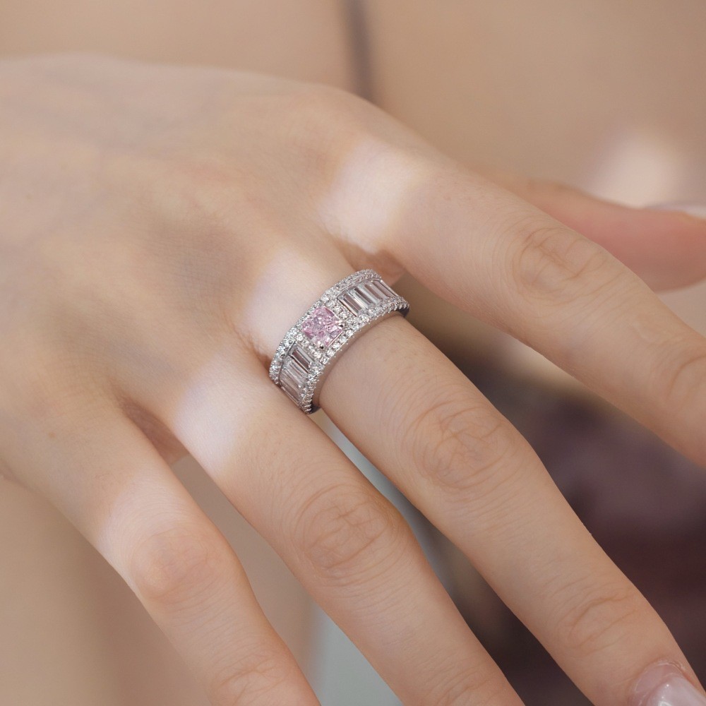 Anillo de bodas con circonitas y flor de hielo rosa radiante