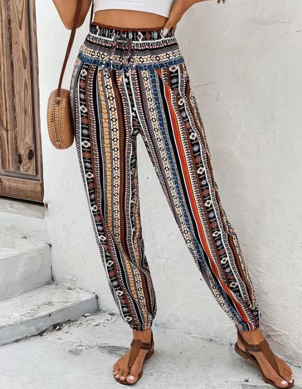 Mono informal holgado con estampado floral, cordón ajustable y bolsillos.