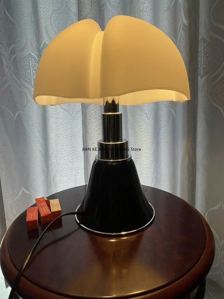 Lámpara de mesa de murciélago de diseño italiano: lámpara LED de pétalos medievales para salón, dormitorio, estudio y mesita de noche.