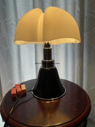 Lámpara de mesa de murciélago de diseño italiano: lámpara LED de pétalos medievales para salón, dormitorio, estudio y mesita de noche.