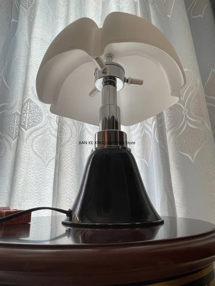 Lámpara de mesa de murciélago de diseño italiano: lámpara LED de pétalos medievales para salón, dormitorio, estudio y mesita de noche.