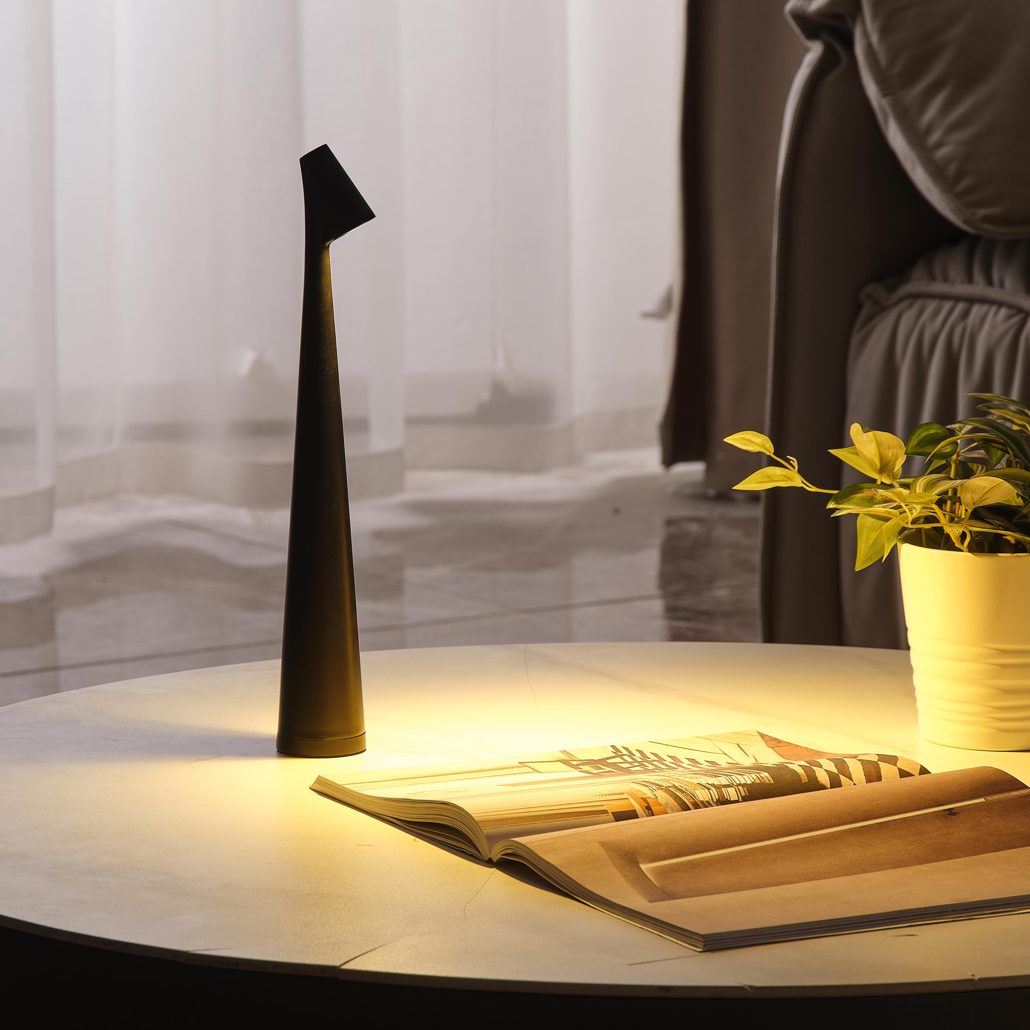 Lámpara de escritorio de diseño con poste vertical: luz de lujo con carga USB, ideal para dormitorio y mesita de noche.
