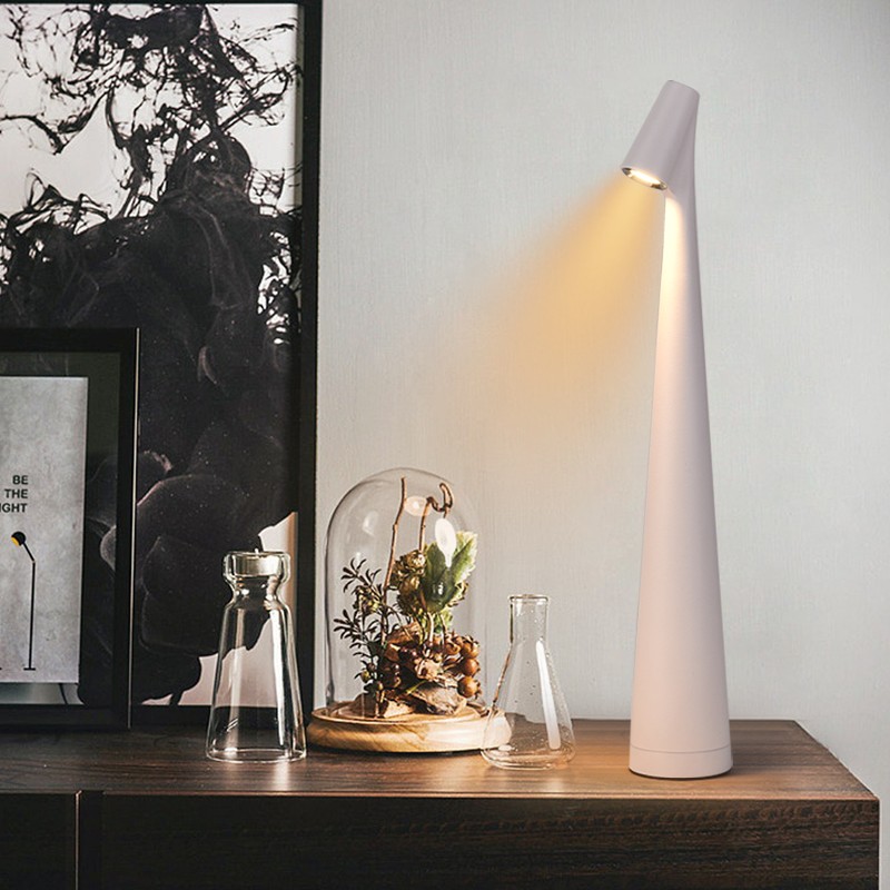 Lámpara de escritorio de diseño con poste vertical: luz de lujo con carga USB, ideal para dormitorio y mesita de noche.