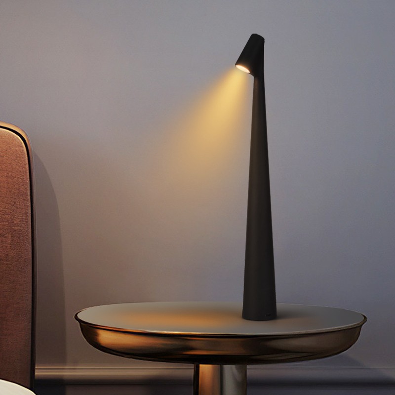 Lámpara de escritorio de diseño con poste vertical: luz de lujo con carga USB, ideal para dormitorio y mesita de noche.