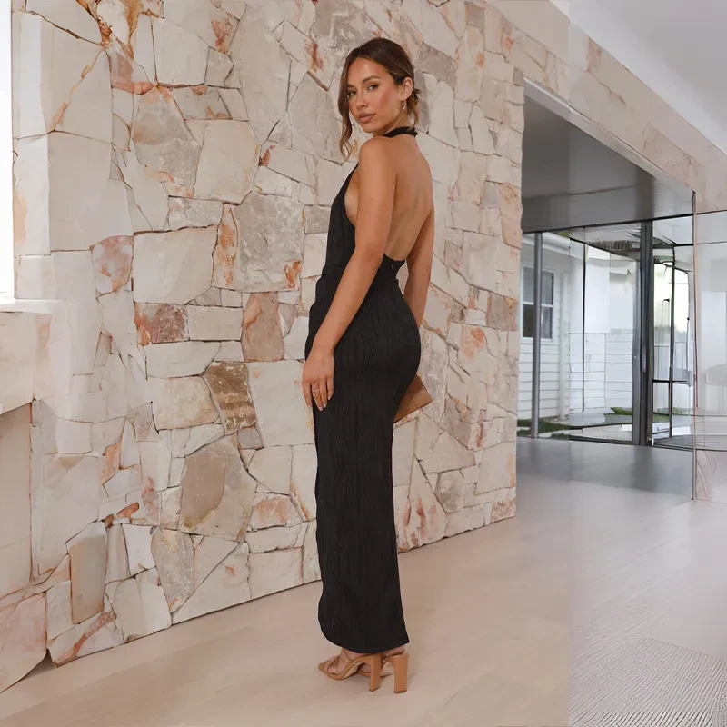 Vestido de verano con cuello halter, espalda descubierta y abertura