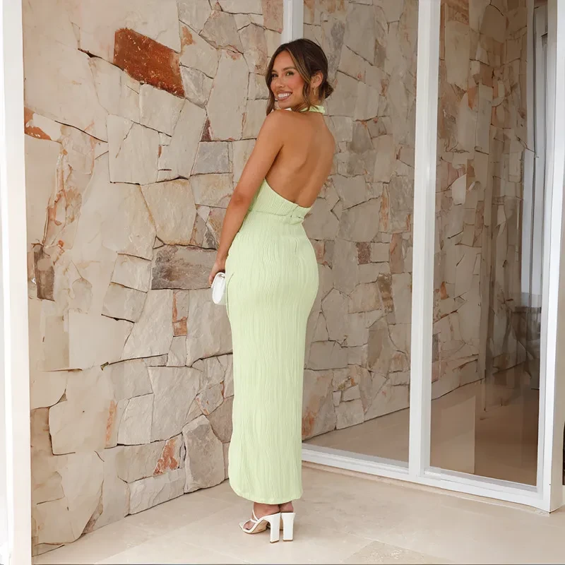 Vestido de verano con cuello halter, espalda descubierta y abertura