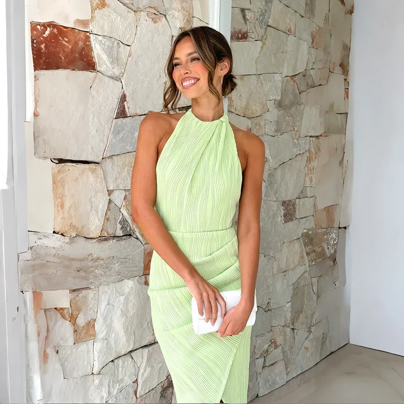 Vestido de verano con cuello halter, espalda descubierta y abertura