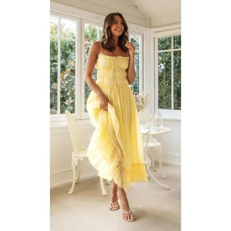 Vestido de verano con tirantes finos, lazo y pliegues
