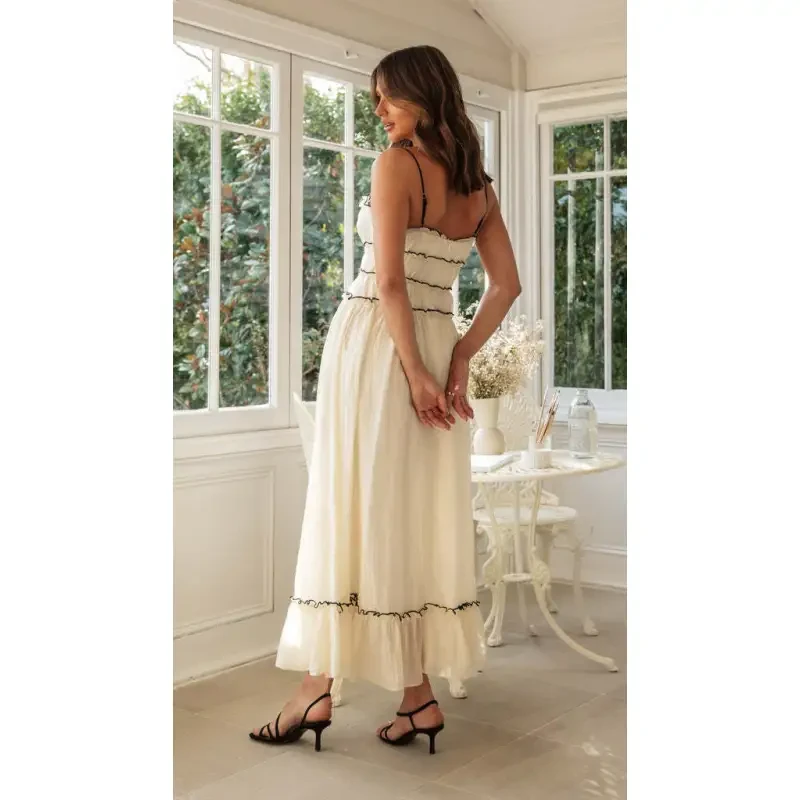 Vestido de verano con tirantes finos, lazo y pliegues