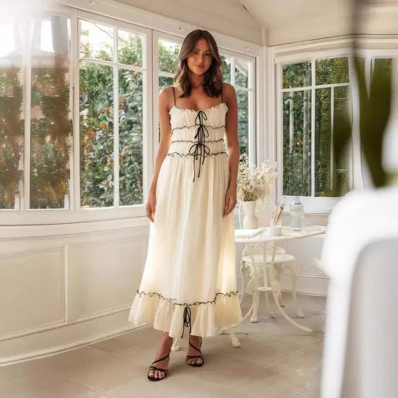 Vestido de verano con tirantes finos, lazo y pliegues
