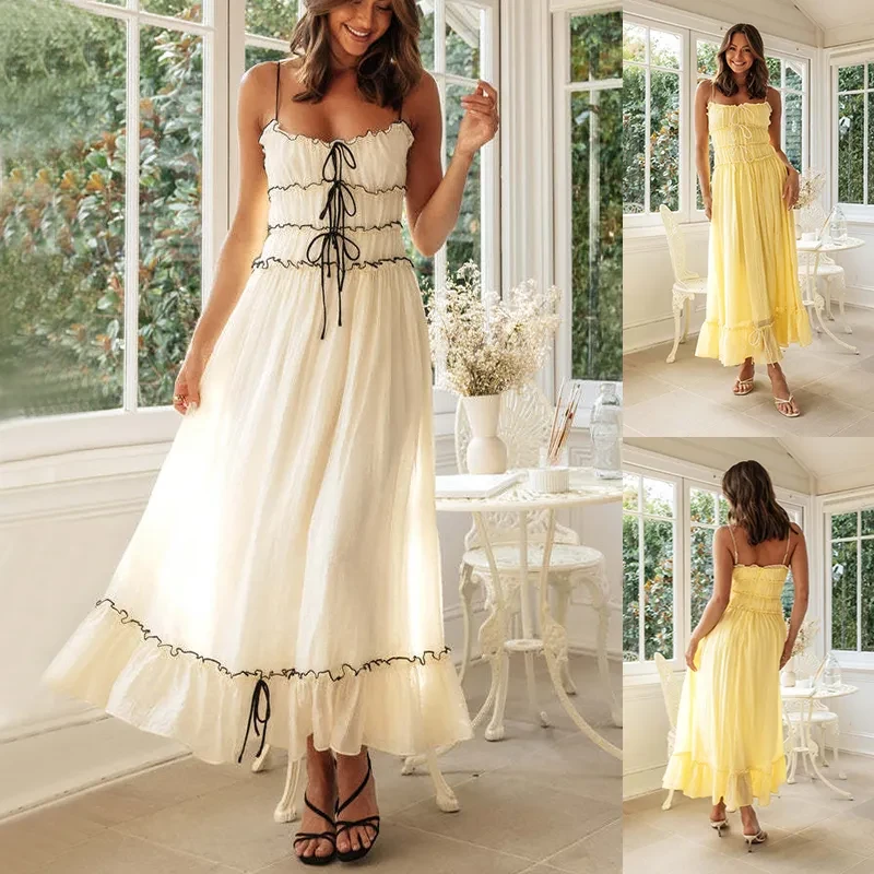 Vestido de verano con tirantes finos, lazo y pliegues
