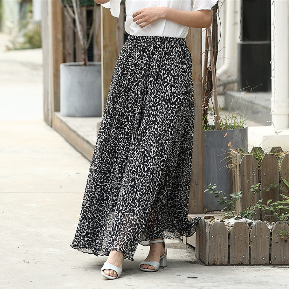 Falda de gasa con estampado floral y cintura alta.
