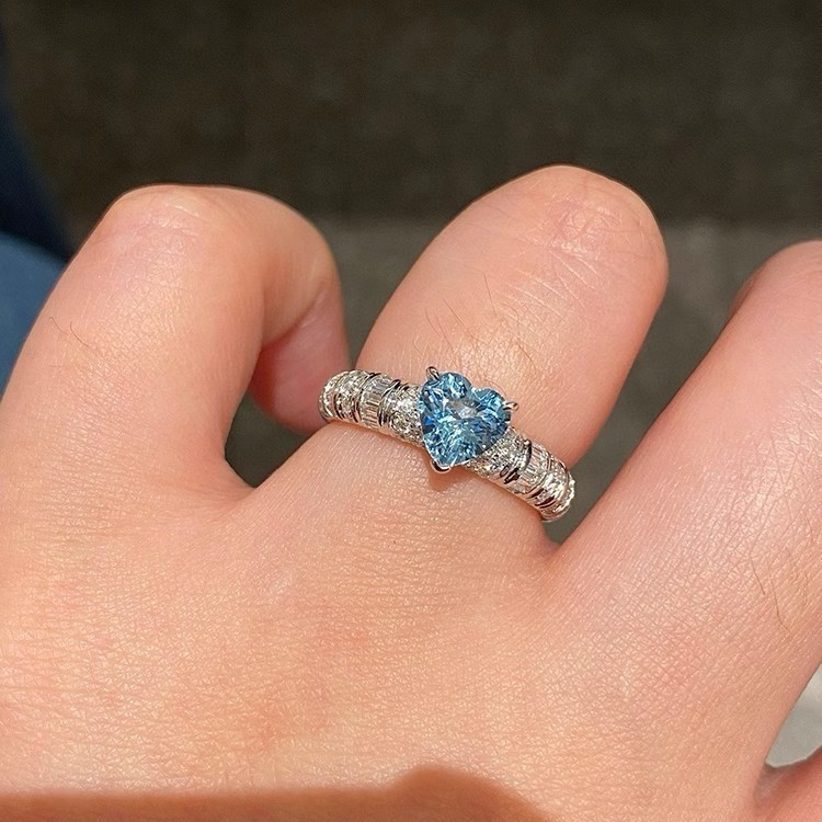 Anillo de aguamarina artificial con forma de corazón y diamante de alto carbono