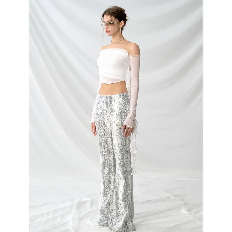 Pantalones acampanados ajustados con lentejuelas y estampado de serpiente de tiro bajo