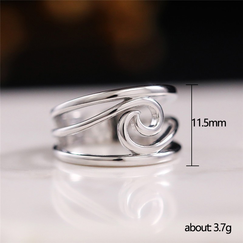 Anillo de mujer con líneas geométricas simples retro