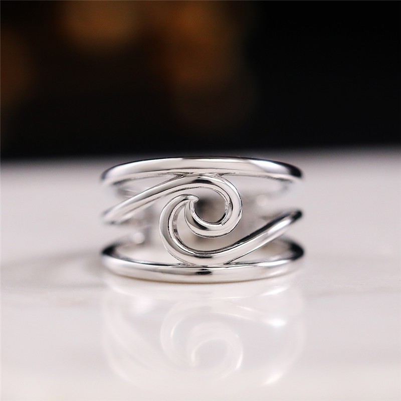 Anillo de mujer con líneas geométricas simples retro