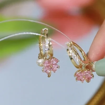 Pendientes de perlas con flores de cuatro hojas y cristales de moda