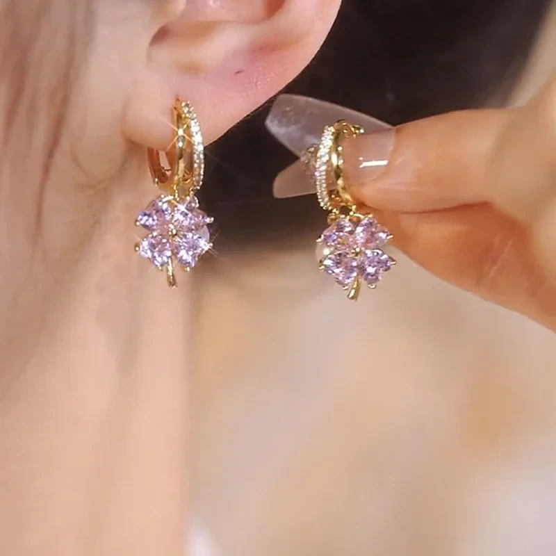 Pendientes de perlas con flores de cuatro hojas y cristales de moda