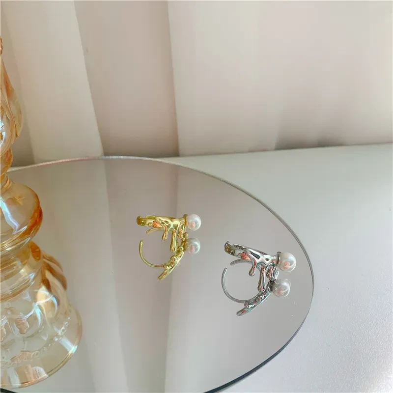 Elegante anillo de metal ajustable con perla de lava y gota de agua para mujer
