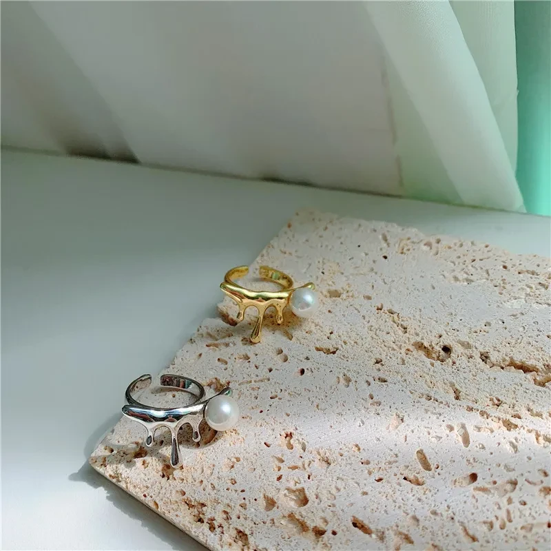 Elegante anillo de metal ajustable con perla de lava y gota de agua para mujer