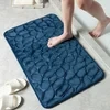 Alfombra de baño con relieve de adoquines