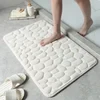 Alfombra de baño con relieve de adoquines
