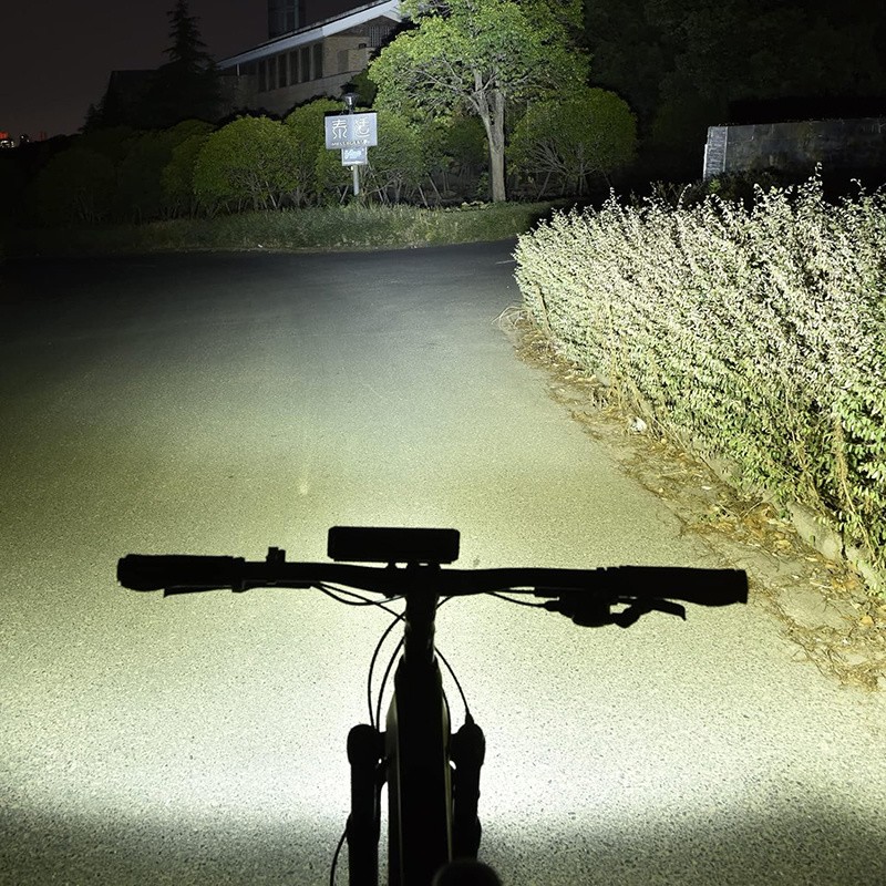 Luz LED para bicicleta superbrillante, 4 modos de iluminación, recargable por USB, resistente al agua, luz de circulación diurna, ideal para ciclismo todoterreno.