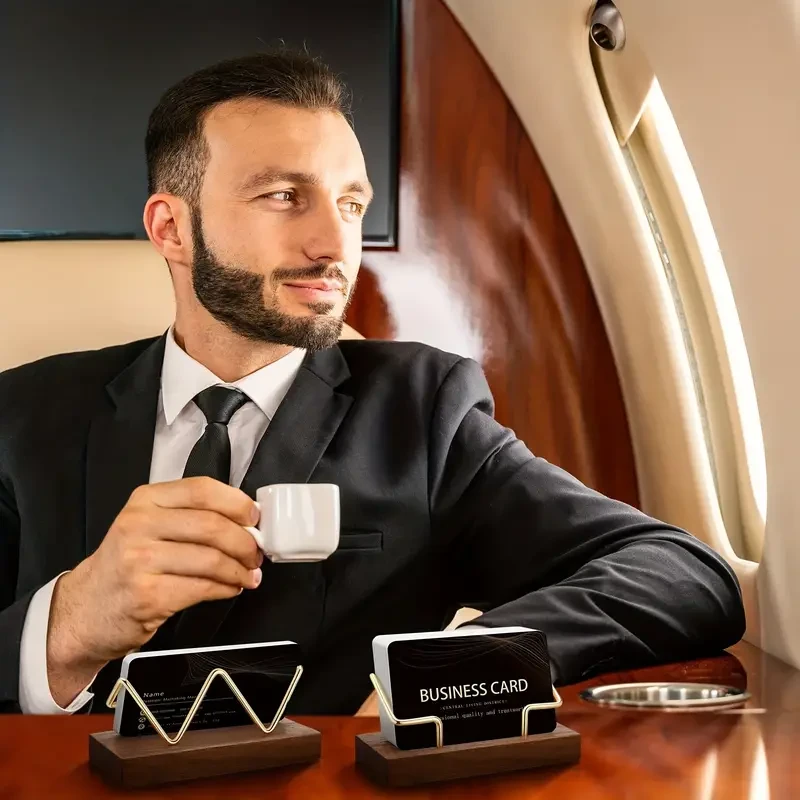 Tarjetero de madera con soporte dorado para tarjetas de visita