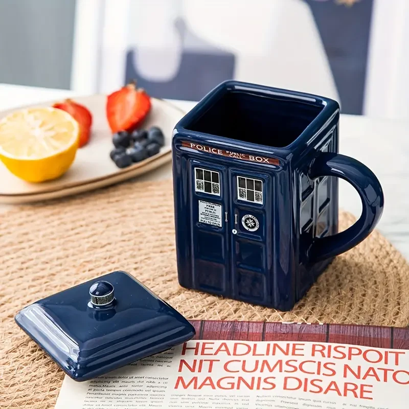 Taza de cerámica de 450 ml con tapa - Diseño de cabina telefónica británica