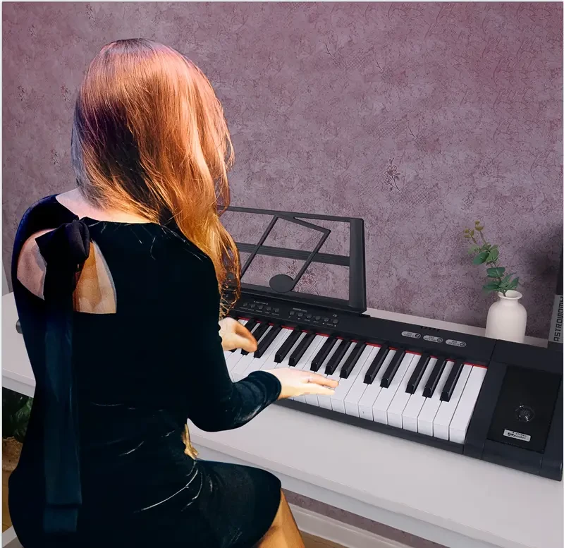 Piano portátil de 61 teclas: sonido mejorado, ideal para principiantes y adultos. Regalo ideal para amantes de la música: altavoces duales, conexión USB, atril y micrófono. Regalo de Halloween y Navidad.