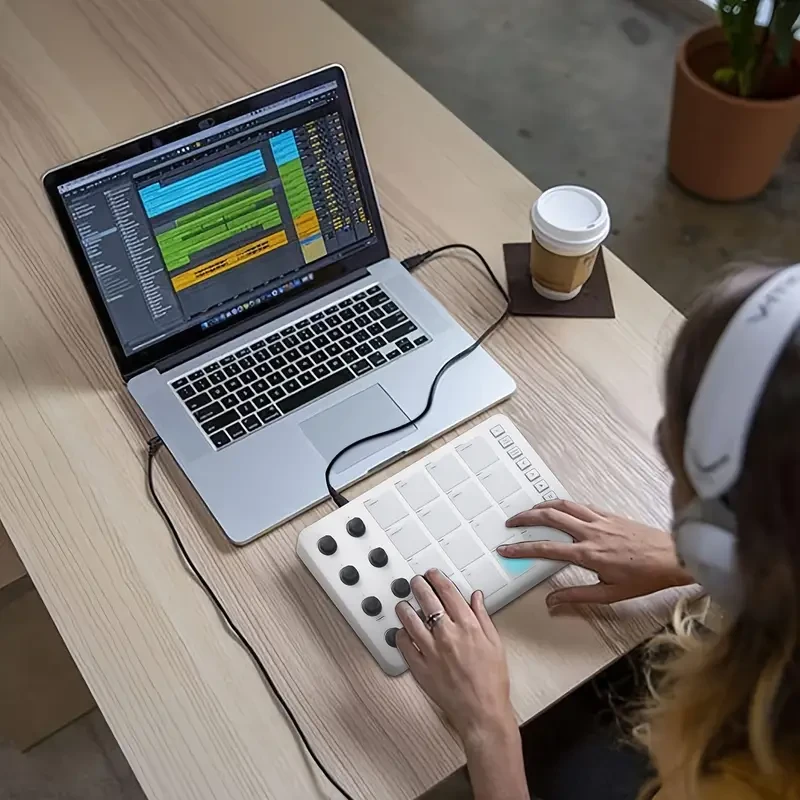 Controlador MIDI inalámbrico M-VAVE con batería integrada, integración perfecta con las principales estaciones de trabajo de audio digital, diseño de teclas de silicona retroiluminadas, codificadores rotatorios de 360 grados, pads de batería con retroilum